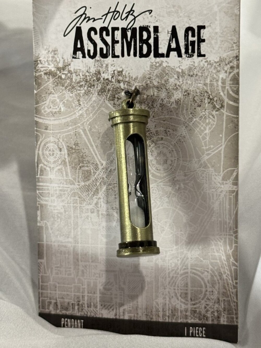 THA20075 Tim Holtz Assemblage Hourglass Pendant Junk Journal Tassel Jewelry New￼
